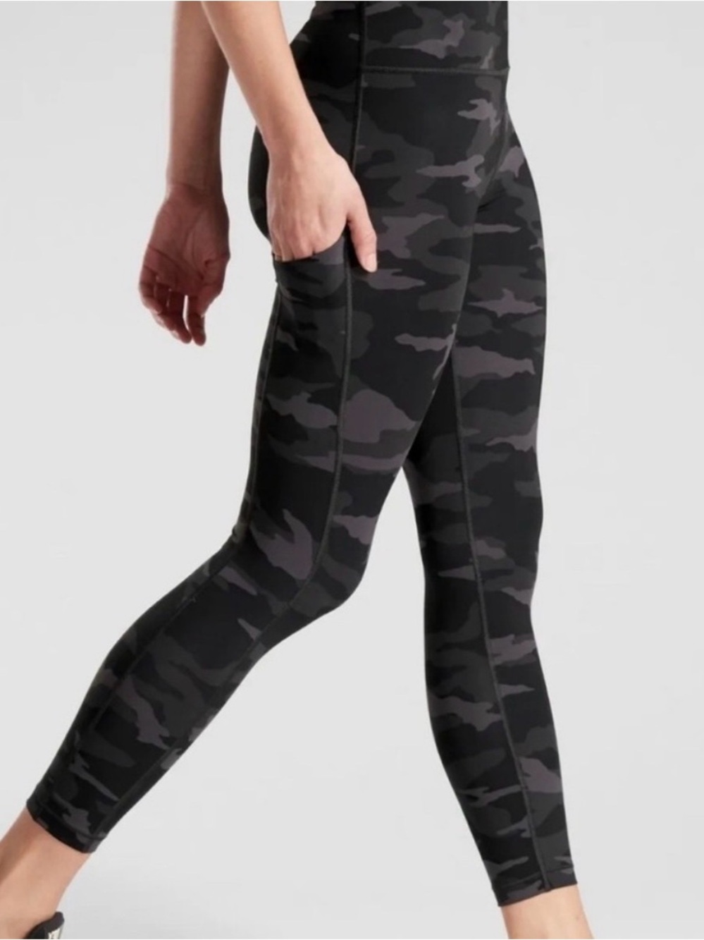 Athleta Ultimate Camo 7/8 leggings Black/Charcoal Medium Tall like new